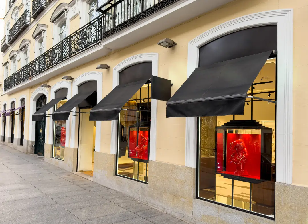 Façade vitrine de magasin en aluminium sur mesure à Villemoustaussou